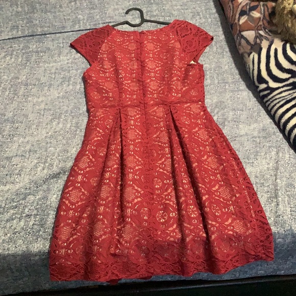 Simple yet elegant lace red dress with a light nude mesh. - Picture 2 of 3